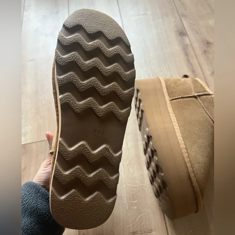 [NEW/UNWORN] CUSHIONAIRE Genuine Suede Platform Boot - Picture 8 of 9